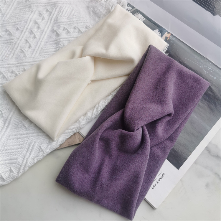 A woman wearing a hair band for daily wear wears short hair with wide edges, which is fashionable and elegant for autumn and winter. The hair band is used to tie the hair, and it is simple for washing the face. It is a hair accessory Specification image