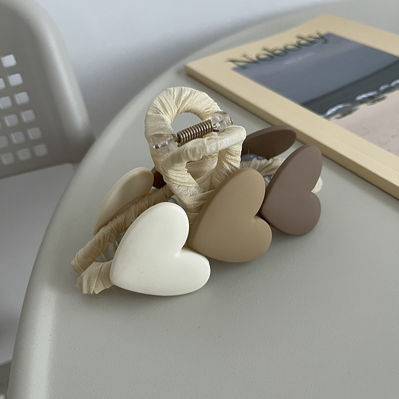 The forest-style simple gradient heart-shaped hair clip at the back of the head is elegant and versatile. It's a summer hit for women and features a large shark clip Application Scenario