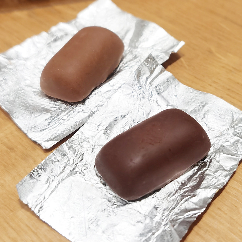 A gift box of French imported ice mountain chocolate, dark chocolate and milk mixed snacks for the New Year Specification image