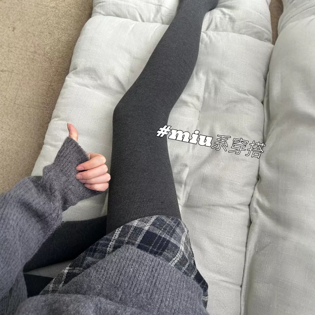 Sock stall, one-piece consignment. Vertical striped pantyhose for women to wear outside in black for spring and autumn, slightly slimming. Grey cotton leggings that won't fall off in autumn and winter, one-piece consignment