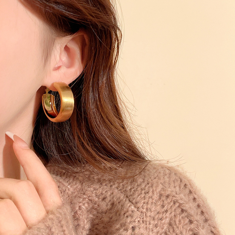 High-end matte brushed wide-brimmed ear studs for women, new commuter versatile light luxury earrings, niche style, wholesale of ear studs details Picture