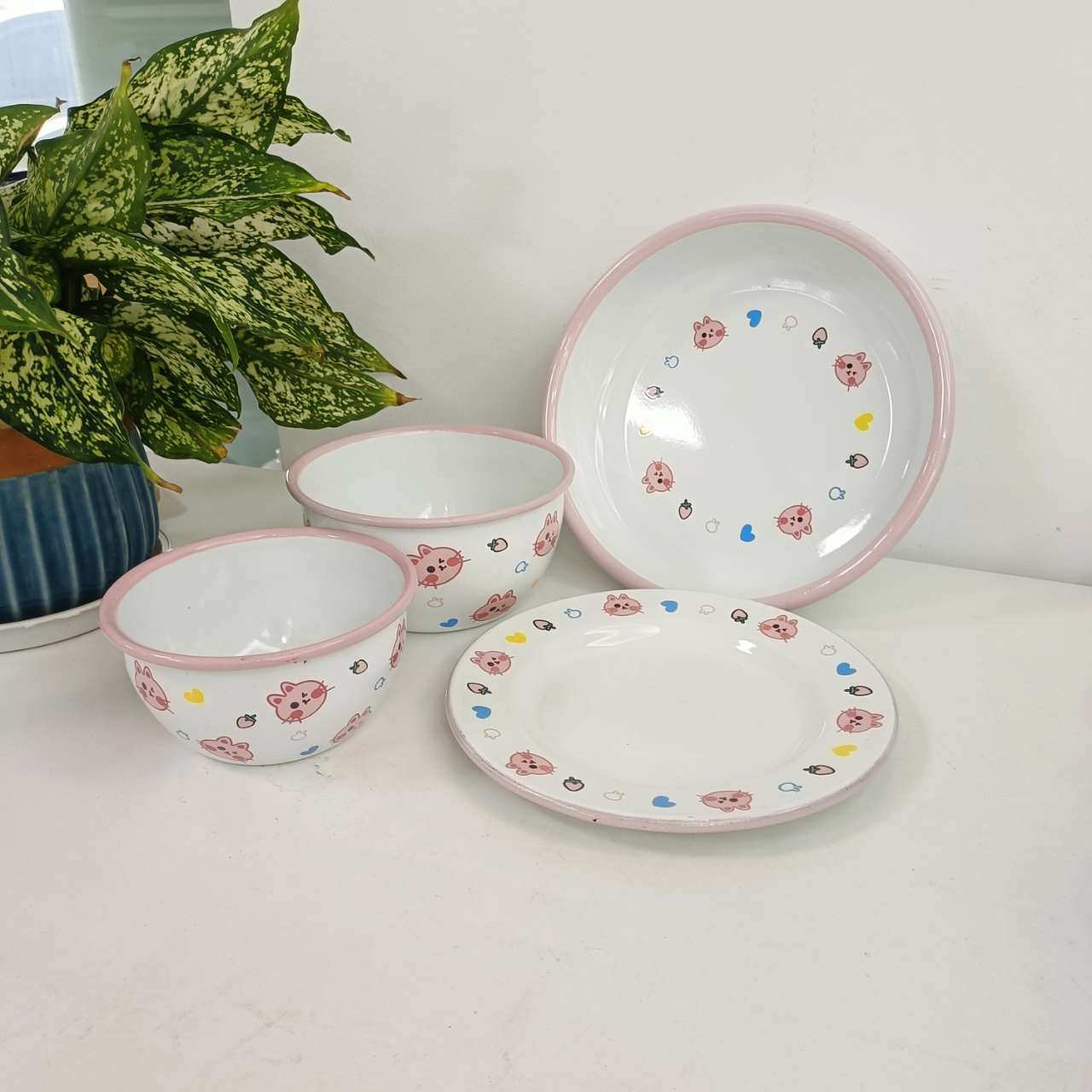 High-end children's enamel bowls, plates, deep plates, cartoon bees, dinosaurs, shallow plates, large and small bowls, soup bowls, anti-drop for kindergartens Application Scenario