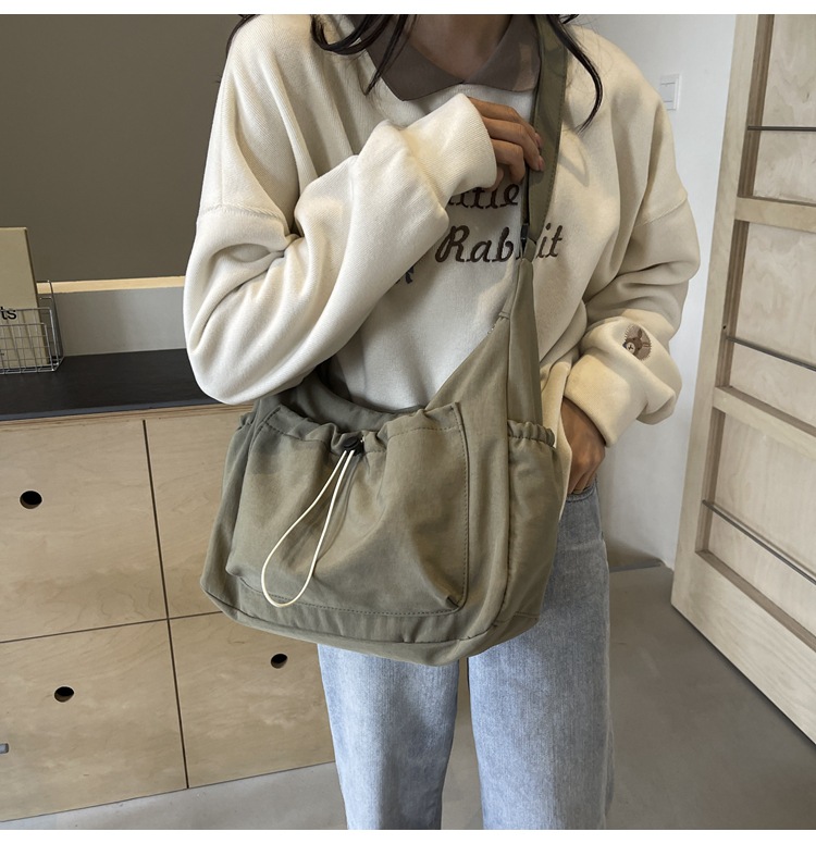 韩版时尚尼龙斜挎包2024新款休闲百搭褶皱单肩包大容量纯色帆布包详情12