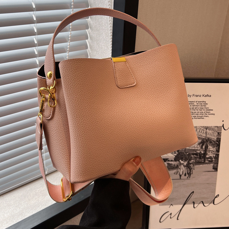 Wholesale of trendy and fashionable hand-held bucket bags, large-capacity crossbody bags, high-end and light luxury women's bags Application Scenario