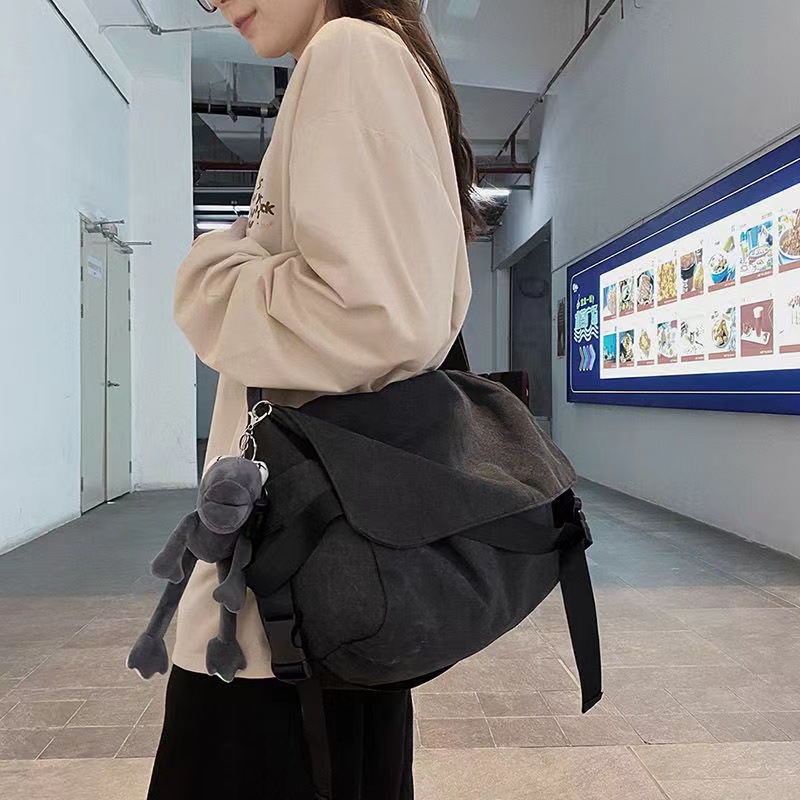 Canvas bag men's crossbody bag with large capacity, Japanese retro and laid-back style student crossbody bag, casual and simple men's single-shoulder bag Application Scenario