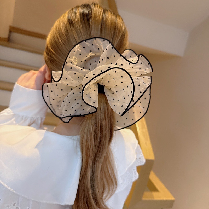 The new hair accessory from Dongdaemun, South Korea, features a stylish polka dot hair band with a high-end feel. It also offers a low ponytail and a hair tie for women Application Scenario