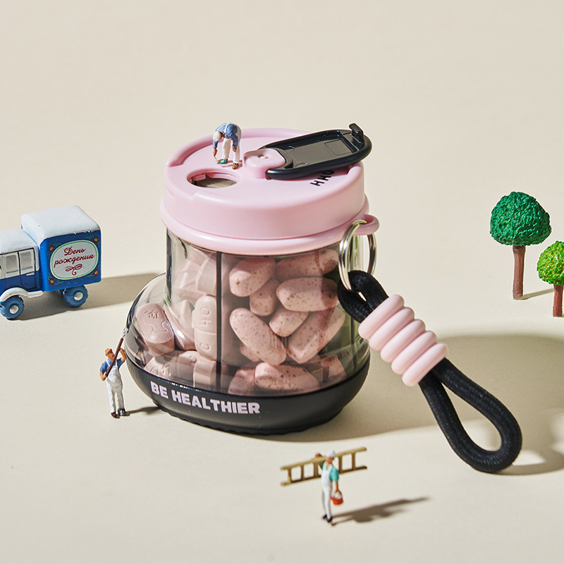 When traveling, carry mini plastic storage boxes, medicine boxes, colorful little boots and portable medicine dispensing boxes with you