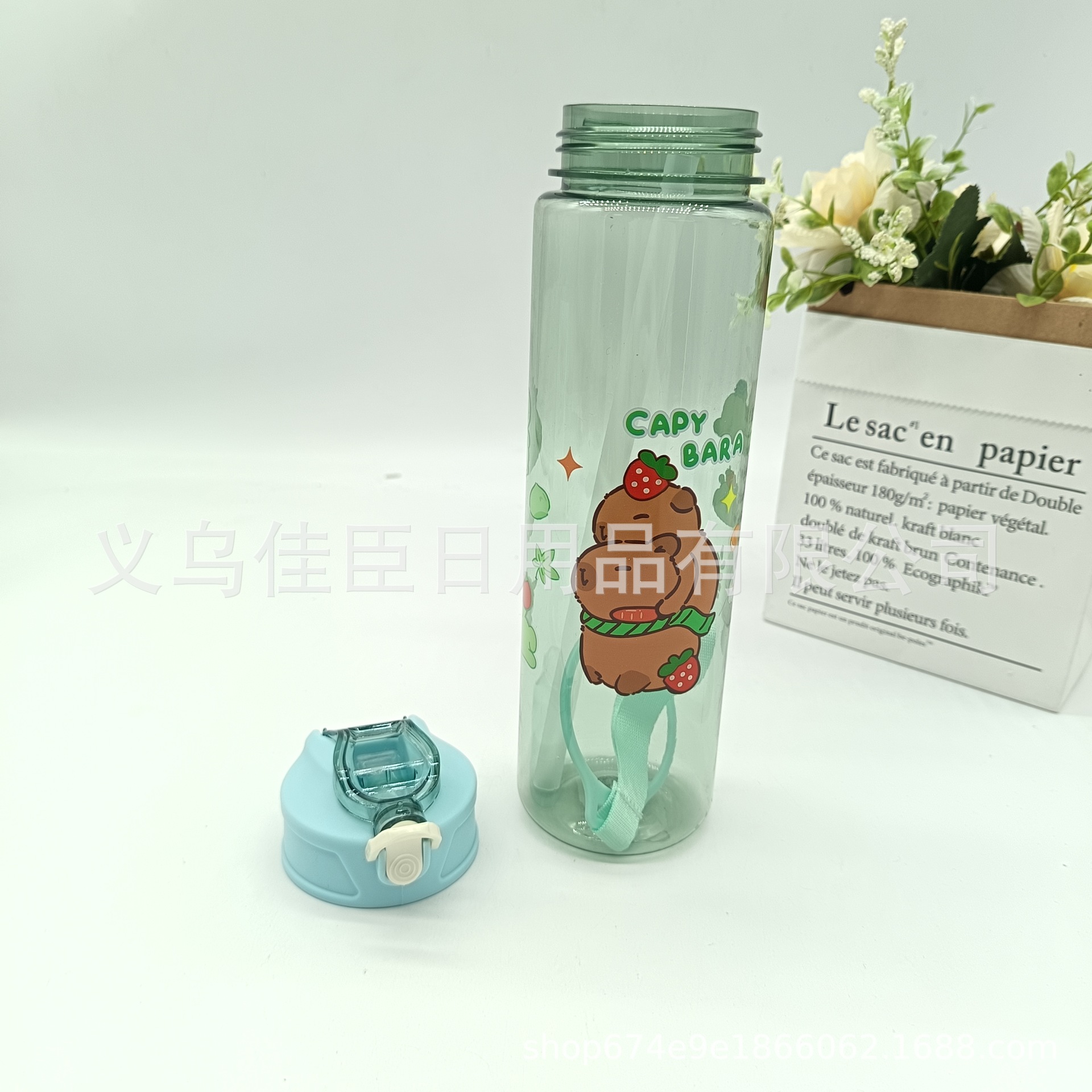 The 900ml transparent Kapibala-patterned children's water cup, student sports water bottle, and portable cup with a handle Application Scenario