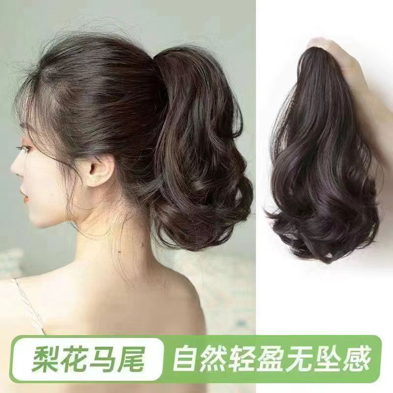 A short ponytail with a large wavy hairstyle, featuring a long and short fake ponytail, pear blossom curly hair, and a low braid that is naturally realistic Application Scenario