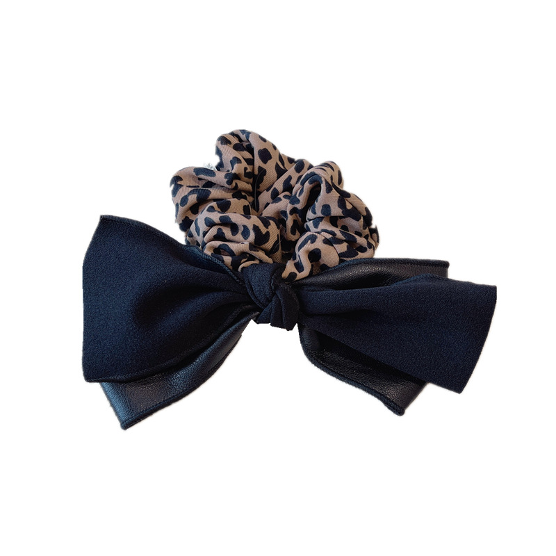 The black large intestine hair tie with leopard print bow in Dongdaemun, South Korea, exudes a high-end feel. It features a deer fur fur hair tie with rabbit ears and a hair tie Item Picture