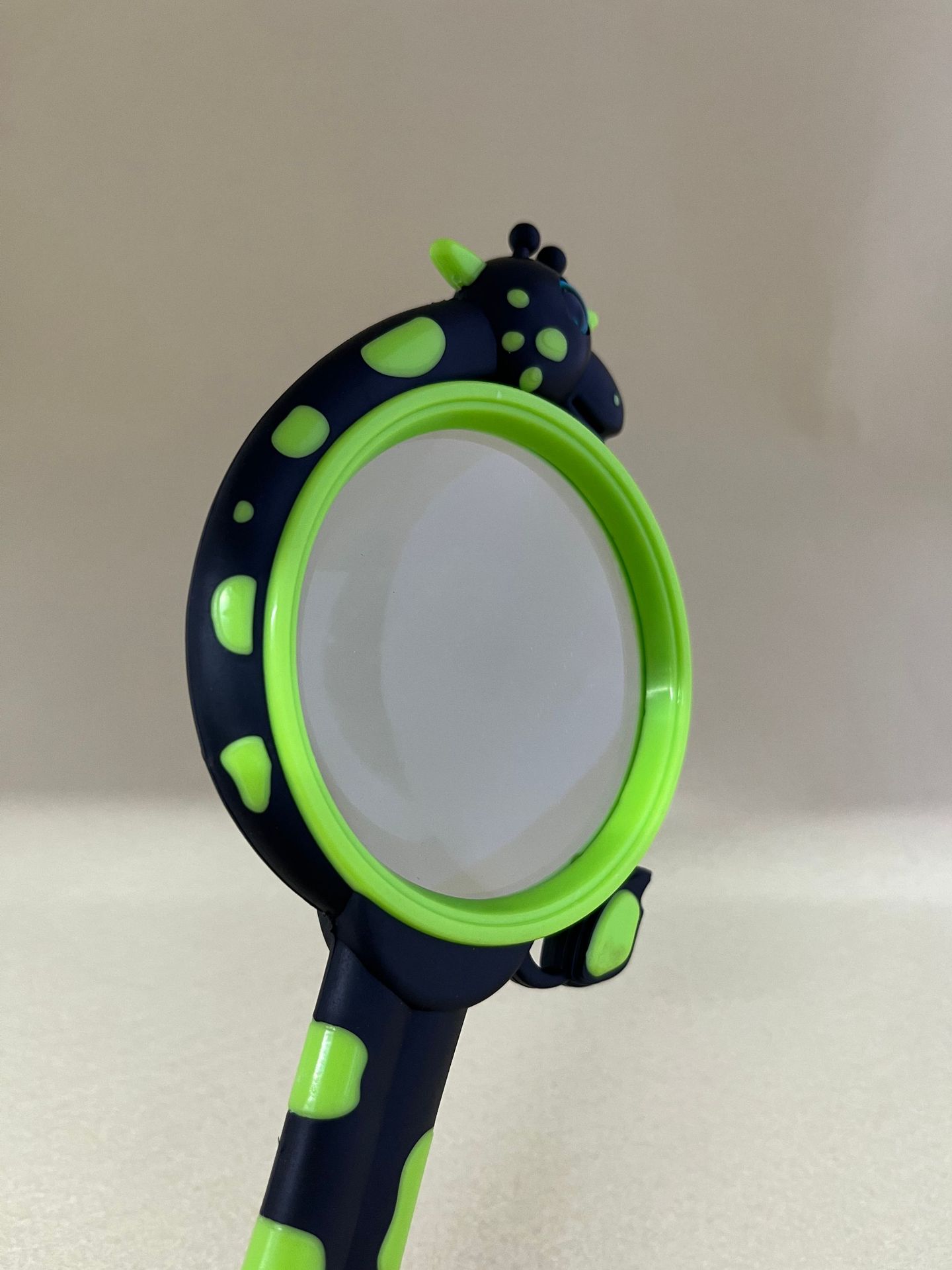 Children's cartoon magnifying glass in the shape of a giraffe, a small experimental tool for kindergartens and primary schools, a great toy for outdoor exploration Item Picture