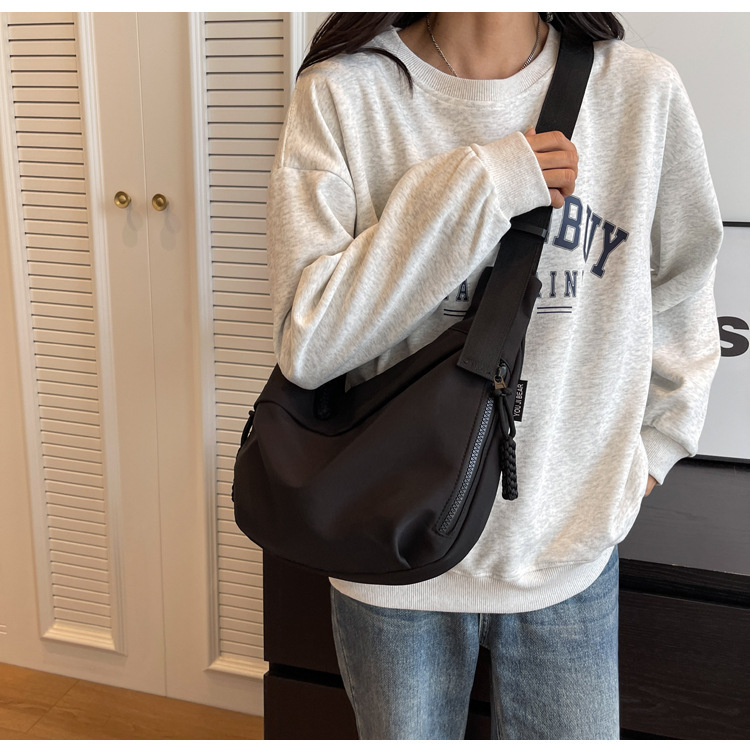 潮春新款大容量简约托特包女包单肩斜挎包时尚休闲箱包皮具男士包袋详情6