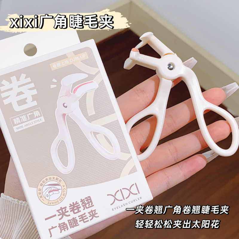 xixi's wide-angle curling eyelash curler is compact, portable and easy to handle. It curls curls for a long time without pinching the eyelids