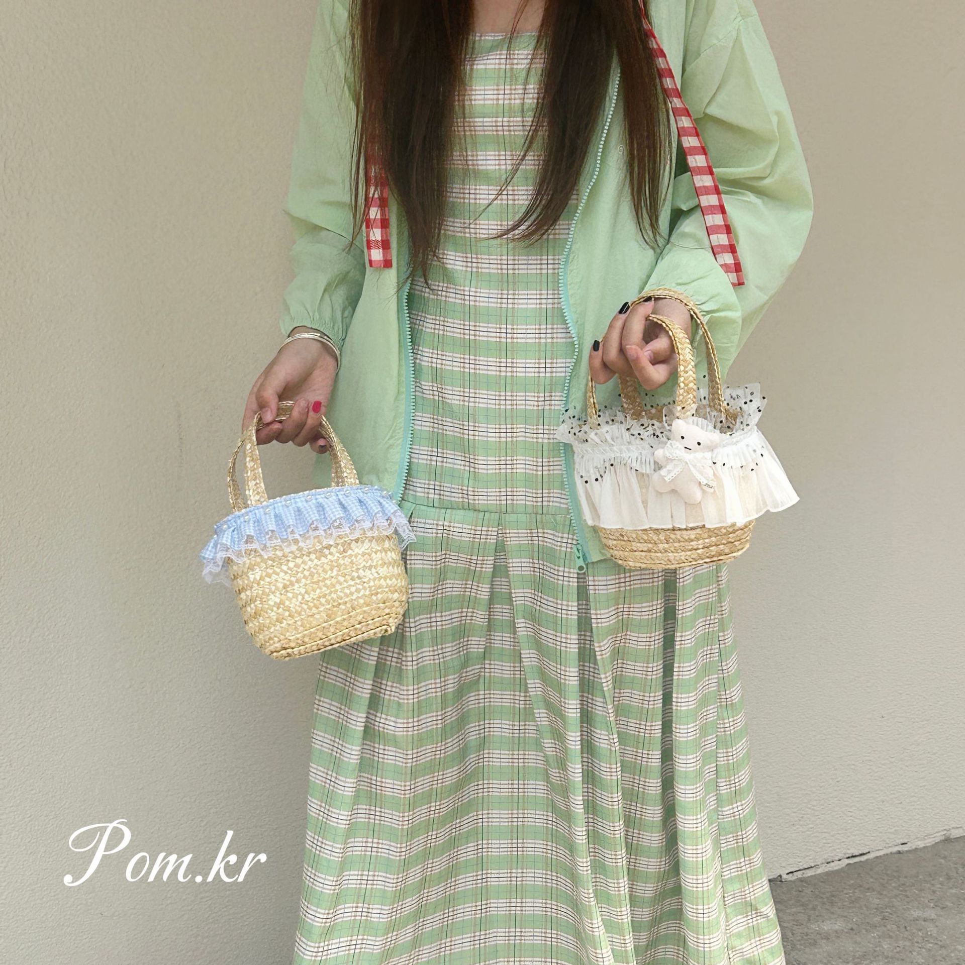 New straw-woven bag, sweet lace cherry open handbag, children's outdoor play and vacation beach bag Application Scenario