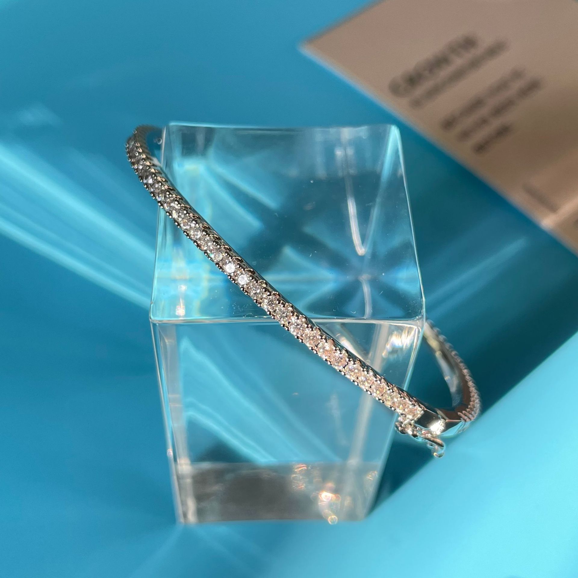 This is a classic and simple fine bracelet featuring a single row of zirconia arranged by European and American craftsmanship, presenting a high-end and elegant look Specification image