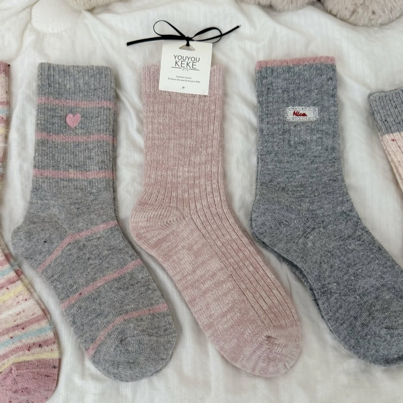 Soft and glutinous grey and pink wool socks for women at the sock stall, thick and warm cashmere mid-calf socks for autumn and winter, Japanese-style sweet pile socks, winter one-piece consignment
