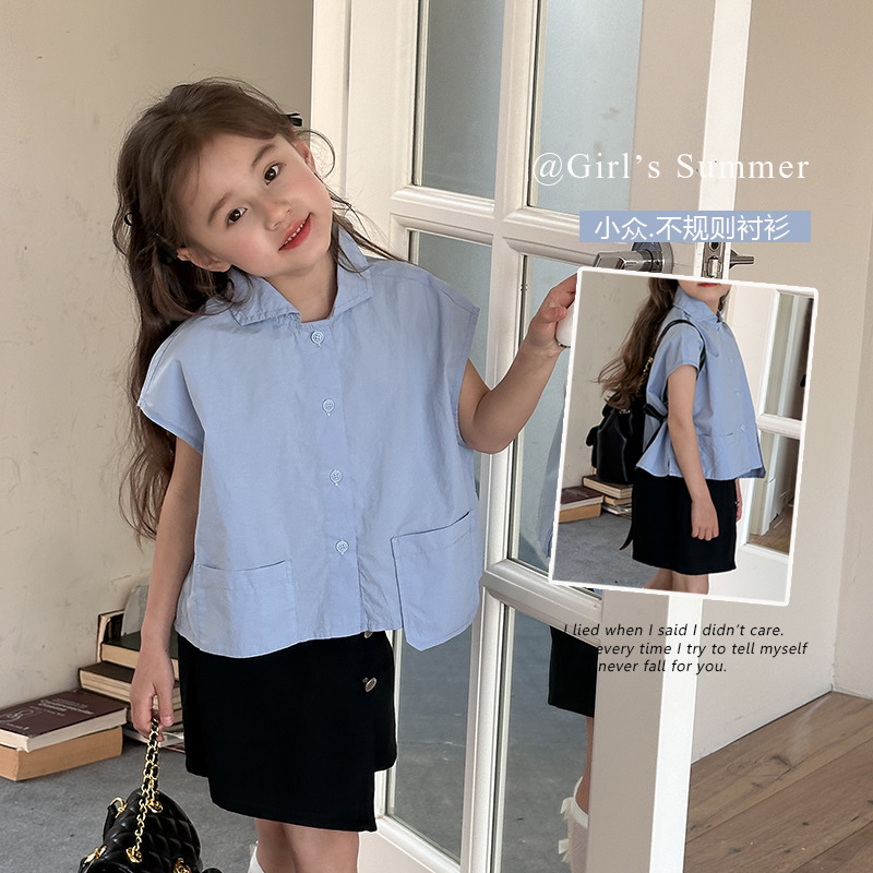 艾摩贝贝2024夏装女童韩版设计感个性不规则无袖短款翻领蓝色衬衫图