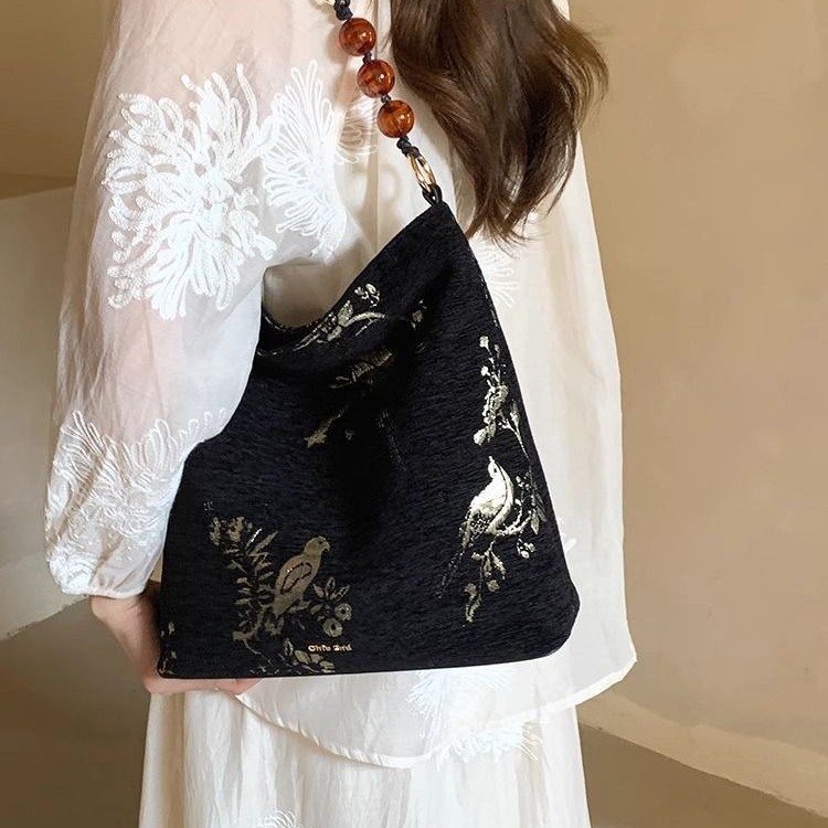 The 2025 new large-capacity new Chinese-style single-shoulder bag with embroidery in a national trend style is versatile for commuting and casual wear. It features an artistic and ancient style Specification image