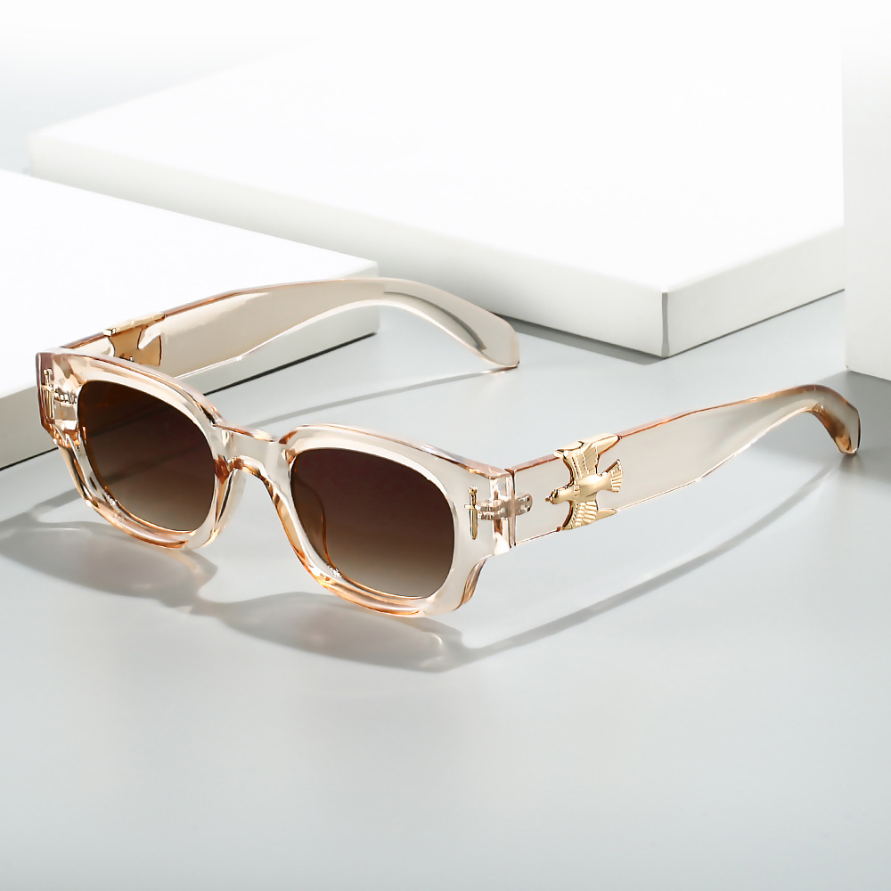 The new cross-border square-framed sunglasses for 2024 feature European and American individual elements, such as swords and eagles, and are fashionable metal sunglasses for men details Picture