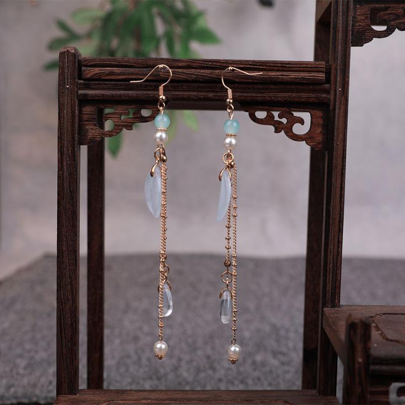 Ancient-style Hanfu hairpin earring set, court women's stepping tassel hair accessory, super fairy ancient costume earrings in stock wholesale, national trend series Application Scenario