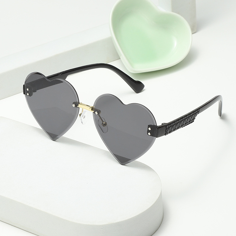 2024 New Children's heart-shaped frameless gradient sunglasses for girls, sunshade and sun protection sunglasses for little girls
