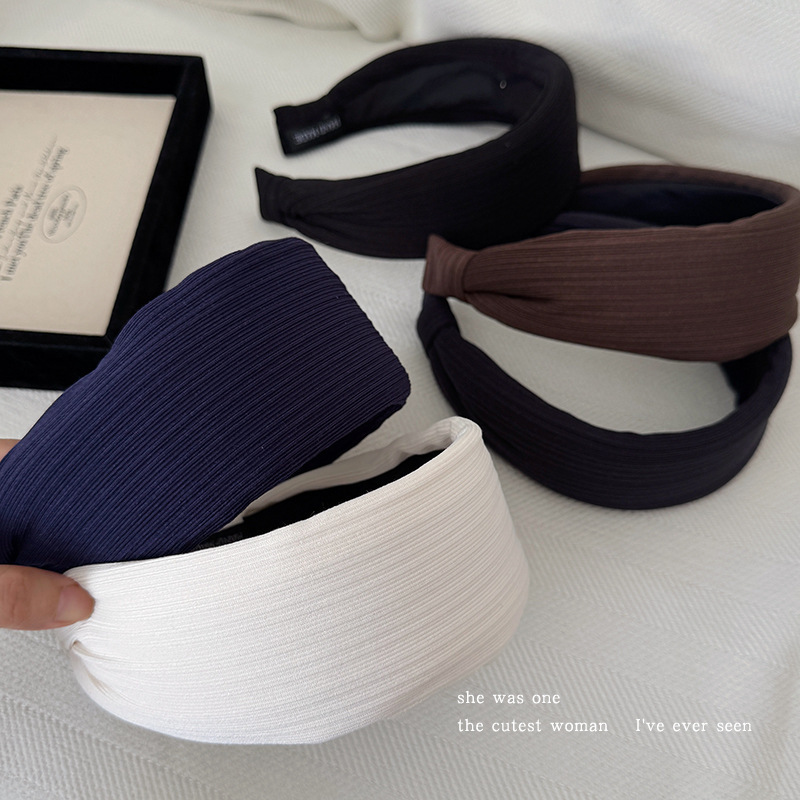 The 2025 new style of Korean wide-brimmed hairband for women, high headband, stylish and fashionable hairpin, elegant hairline covering headwear details Picture