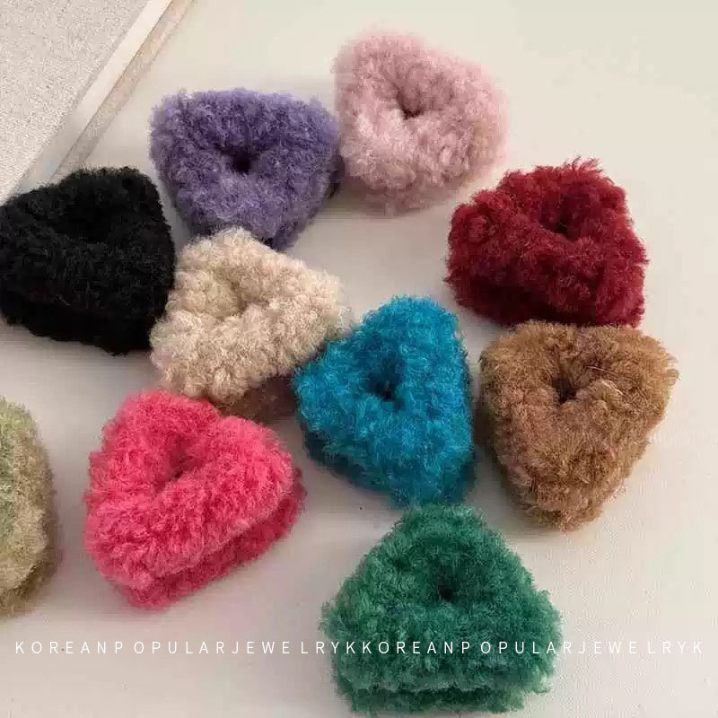 The fluffy, colorful triangular small scratch-clip features cute cat ears, hair claws, small bangs on the forehead, and a lamb fur decoration