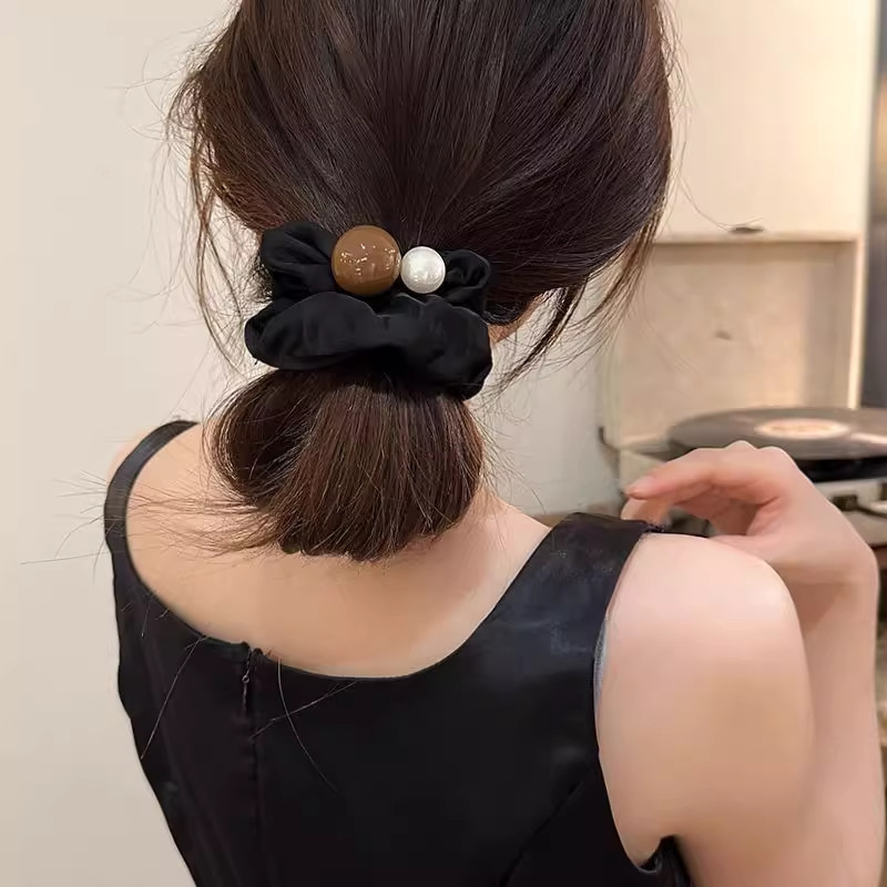 Simple pearl large intestine hair band headband 2025 new style rubber band women's hair tie, elegant leather case, high appearance level hair band Application Scenario