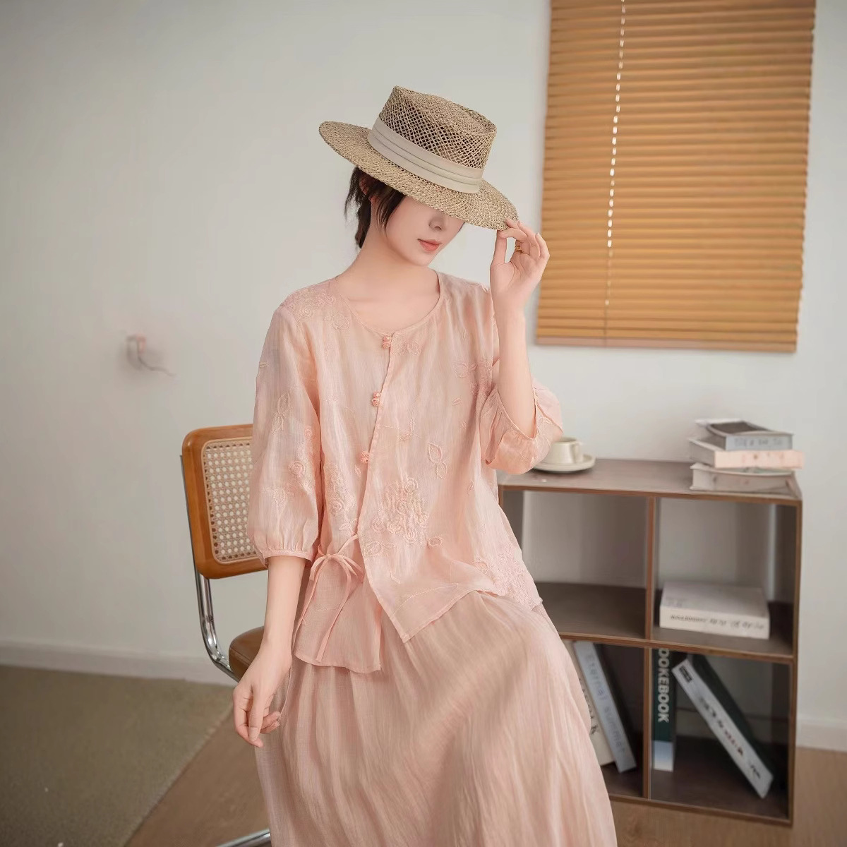 "National Trend 2025 New Chinese-style Summer slanted lapel button Zen-inspired top, retro Chinese style solid color embroidered artistic T-shirt.