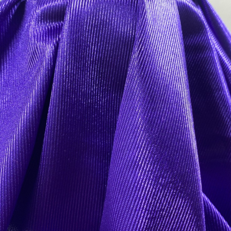 有光平布全涤经编丝光布低弹平布条纹亮光包边布服装玩具手袋面料白底实物图