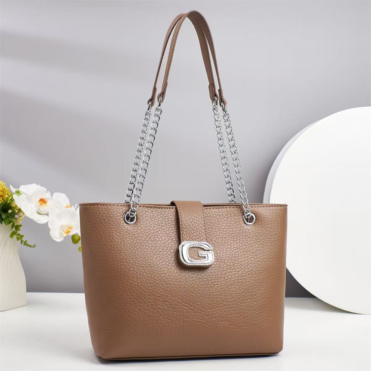 2025 nuevo estilo ligero bolso de hombro de lujo para mujeres cadena de gran capacidad bolsa tote moda bolso de mano versátil Application Scenario