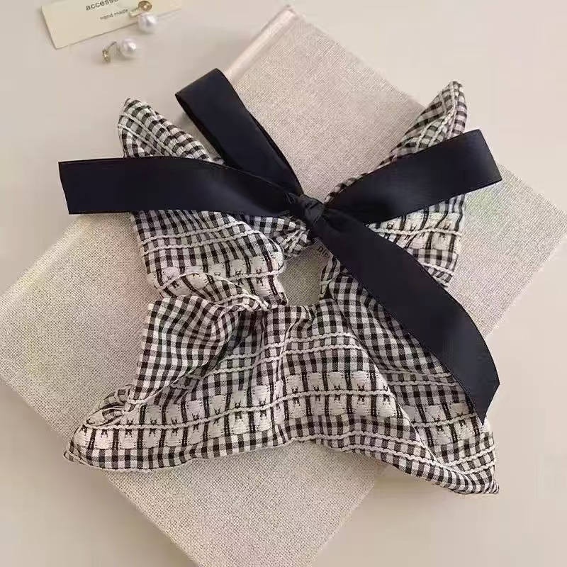 Bow check pattern oversized square hair band headwear with a high-end feel, the same style as Sang Zhi's elegant square scarf large colon hair band Application Scenario
