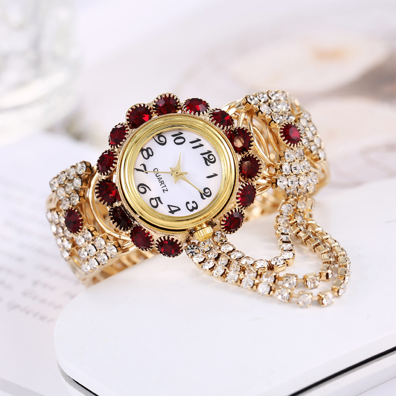 Douyin's new Korean version ladies' diamond-encrusted quartz watch with a fashionable alloy bracelet is available for wholesale in stock details Picture