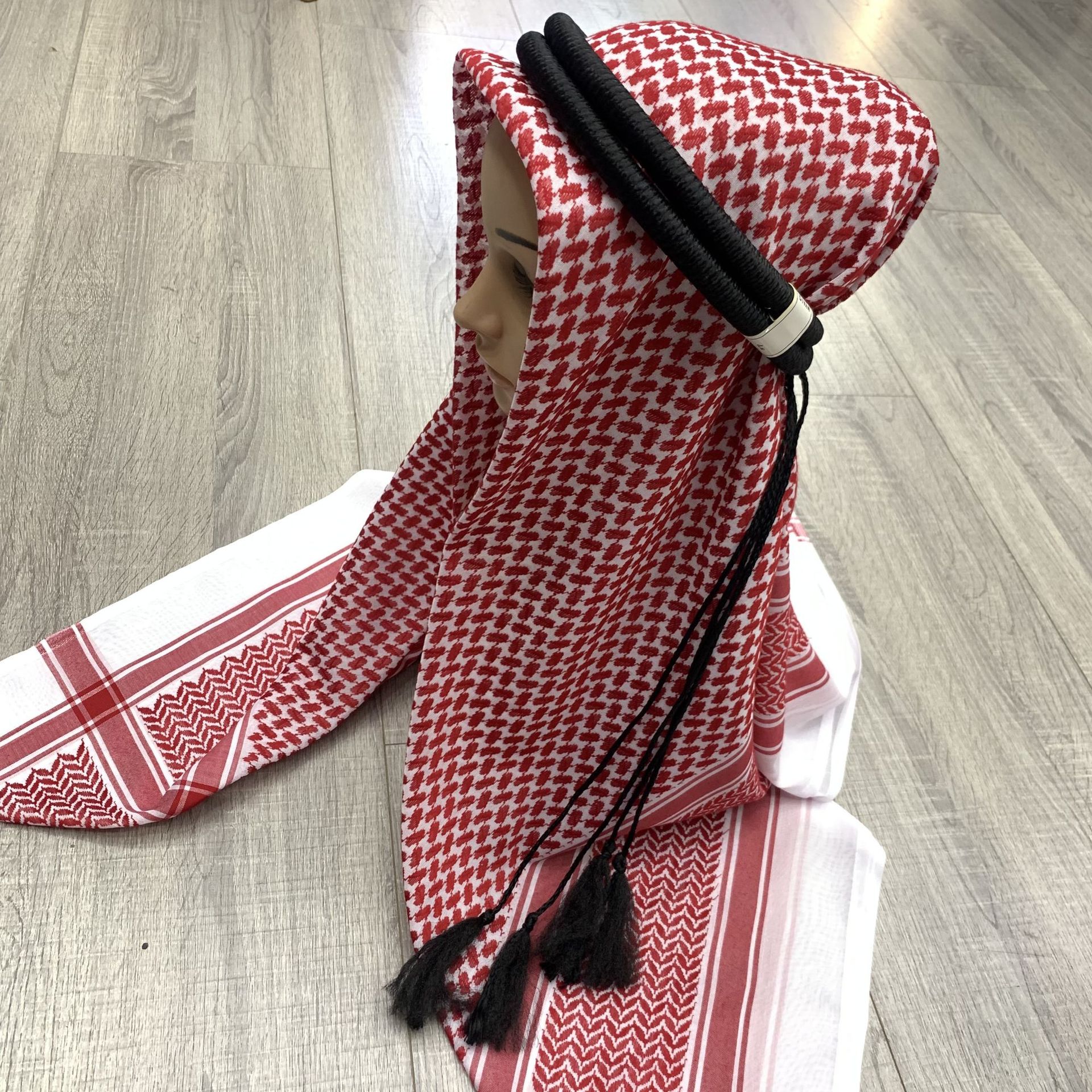 كما تم توزيع قطع من الحجاب العربي عبر الحدود في دبي في الشرق الأوسط details Picture