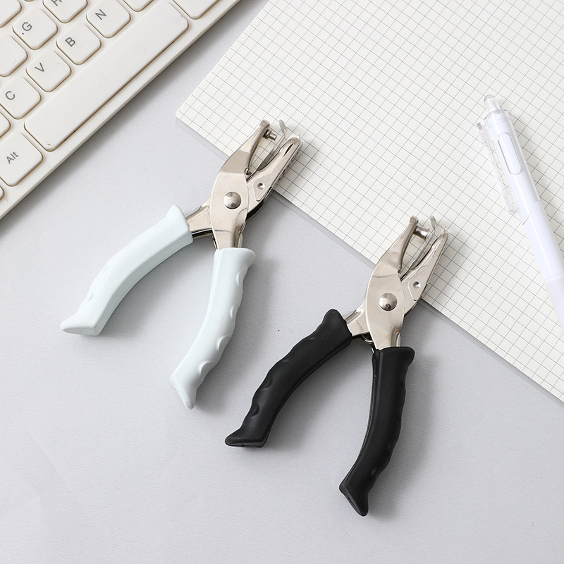Black and white single-handed labor-saving punching pliers, 6mm round hole rubber-coated manual punching machine, office single-hole loose-leaf punching machine Application Scenario