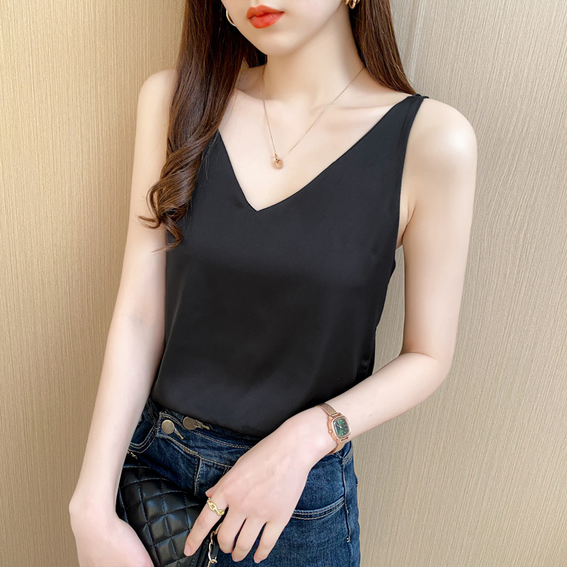 Jialqi, a popular female summer V-neck dress with a halter top, wears a suit over it and a silk satin slim-fitting base layer inside Specification image