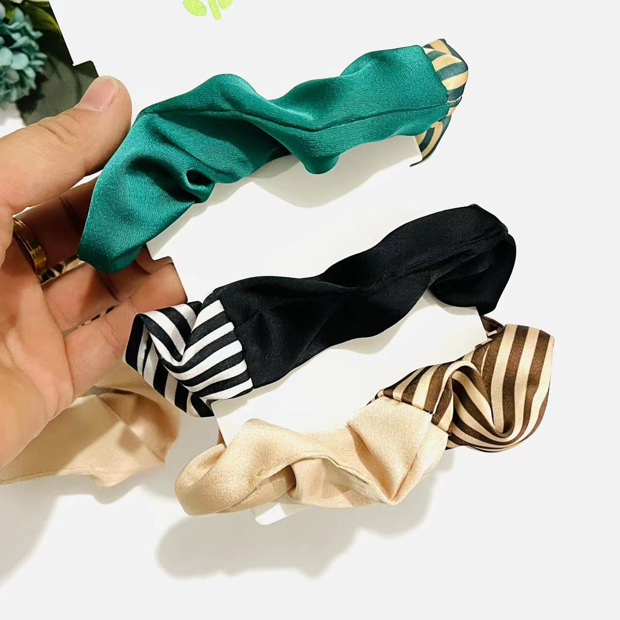Korean version temperament striped large intestine scrunchie head rope leather band high-grade hair hoop large intestine circle hair accessories 1 yuan 2 yuan Application Scenario