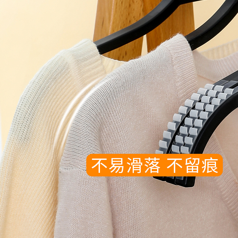 Clothing store hangers, wood-grain anti-slip plastic traceless hangers, plywood clothes racks, clothes hangers, traceless clothes hangers Application Scenario