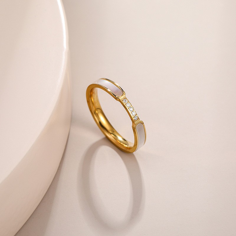 Europe And The United States Light Luxury High-Grade Micro Inlaid Shell Ring White Fritillaria Titanium Steel Ring Female Do Not Fade All The Niche Jewelry