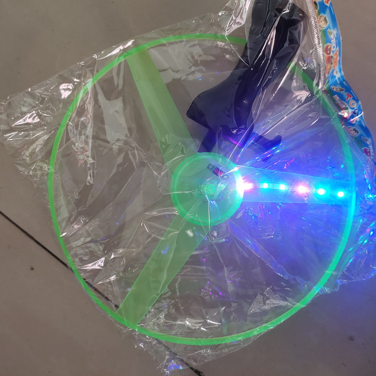 New 6-lamp string flying saucer, hand-pulled flying saucer, Flying Fairy, 6-lamp large size with light flying saucer glowing toy, children's flashing toy details Picture