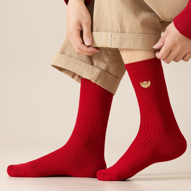 Sock stall offers one-piece delivery service for men's zodiac year of the Horse red socks, cotton socks, big red socks, autumn and winter New Year socks, embroidered golden horse wedding dark red long socks