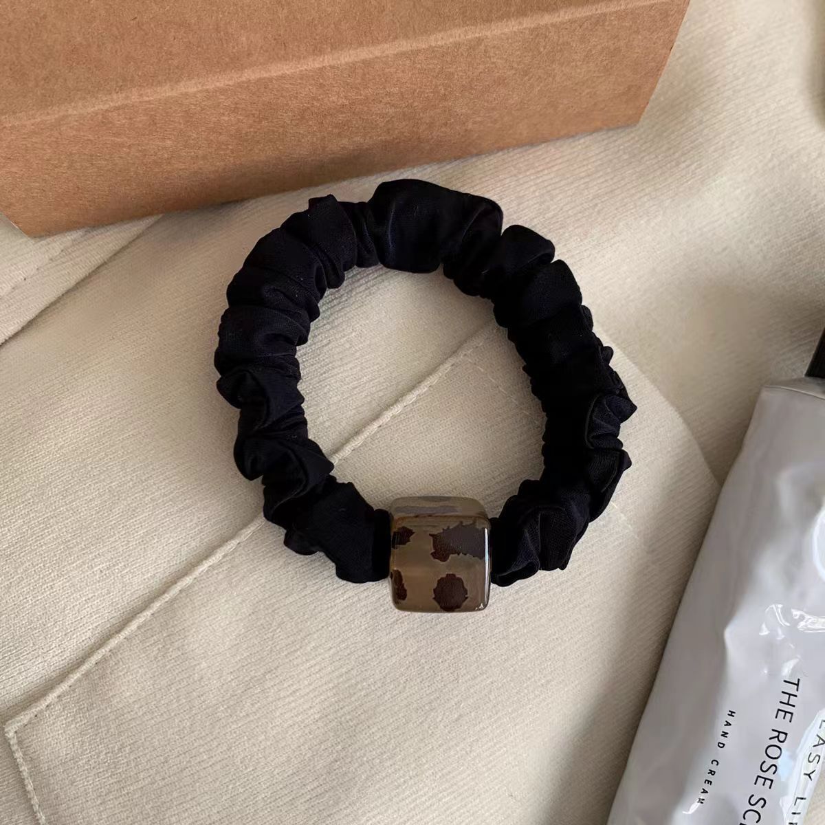 A simple square leopard print high ponytail hair tie for women, a new small intestine hair band, a trendy and stylish hair tie with a leather band and hair accessory Specification image