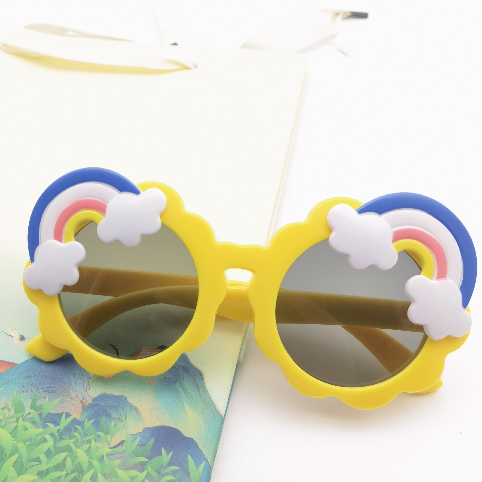 2021 New cute and colorful rainbow cartoon glasses, children's cool sunglasses, cute and comfortable sunglasses for boys and girls Item Picture