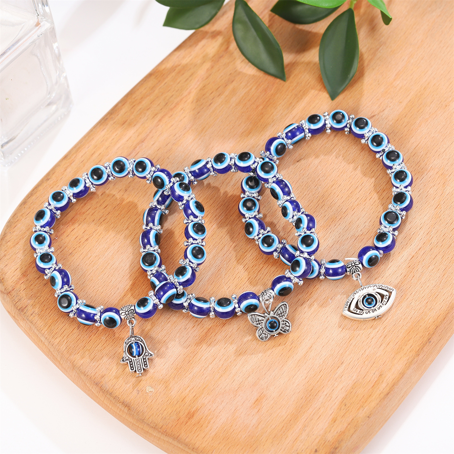 Amazon cross-border best-selling retro blue 8mm Devil's Eye resin beaded elastic bracelet for men and women friendship bracelet Application Scenario