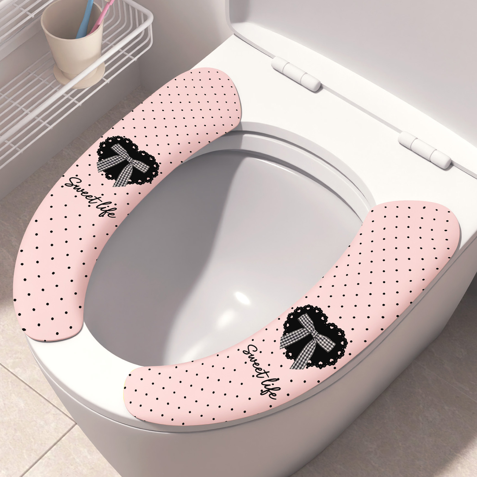 أما المرحاض الجديد فيبدو خفيفاً في شكل مرحاض صامت ممتص صامت مع وسائد المرحاض ذات كل أربعة أشهر