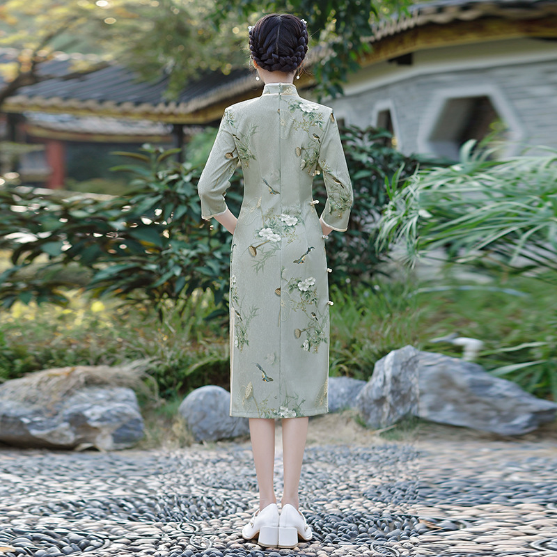 New national trend and Republic of China style cheongsam, green and elegant, combined with lace, three-quarter sleeves, young kimono and girl cheongsam Application Scenario