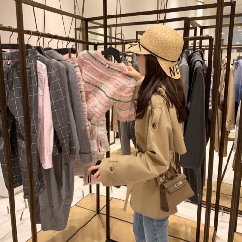 女式风衣实物图