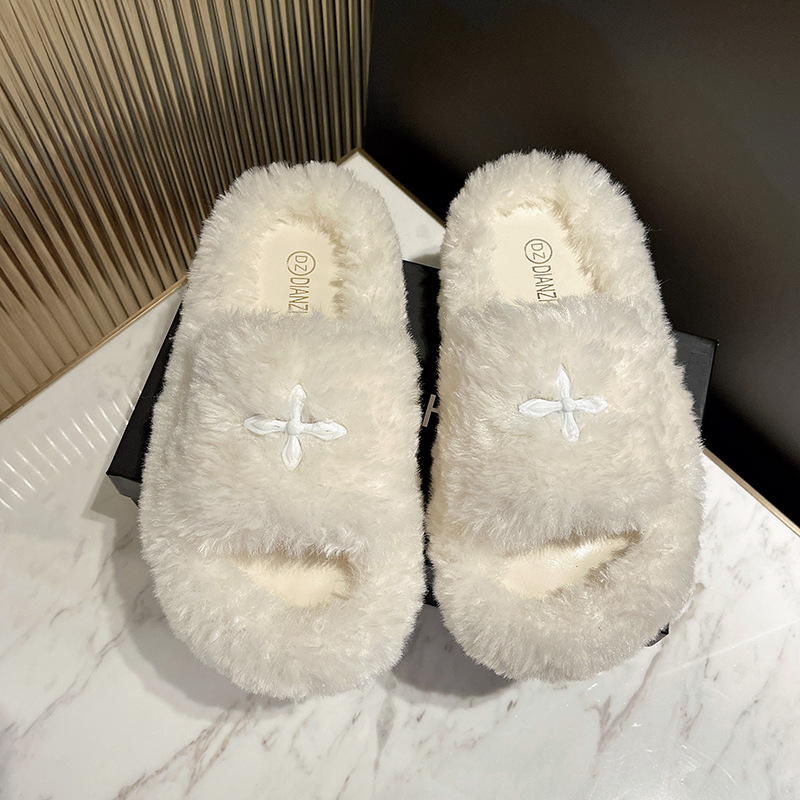The 2024 new style of women's outerwear "MAO MAO Slippers" has become a popular online Red Cross frame. It's a trendy thick-soled home cotton drag made of lambskin