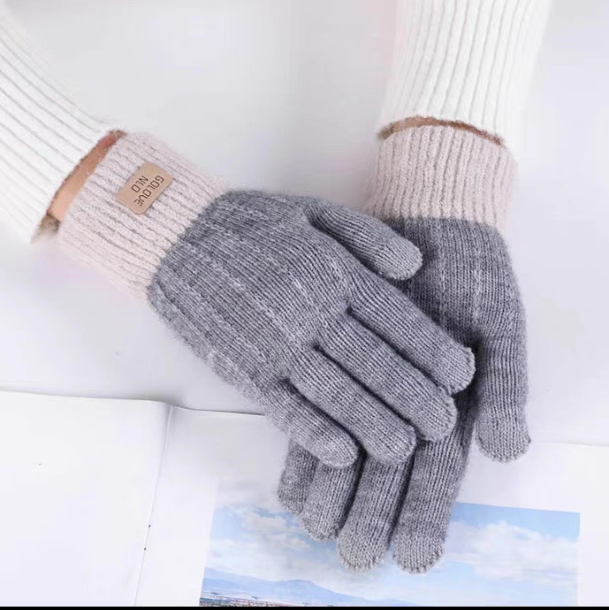 Winter women's knitted touch screen warm and cold-proof cycling Korean version gloves with label, two-color classic manufacturer wholesale for students Item Picture