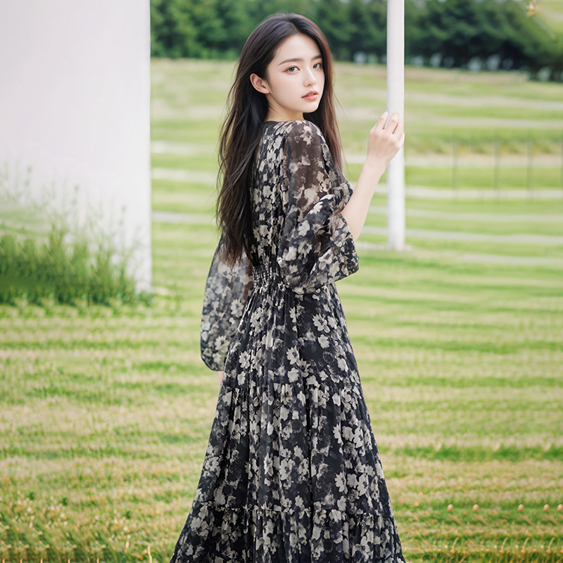Retro floral V-neck long-sleeved dress for women, new summer style 2024. It's a versatile mid-length A-line dress that makes you look younger and slimmer details Picture